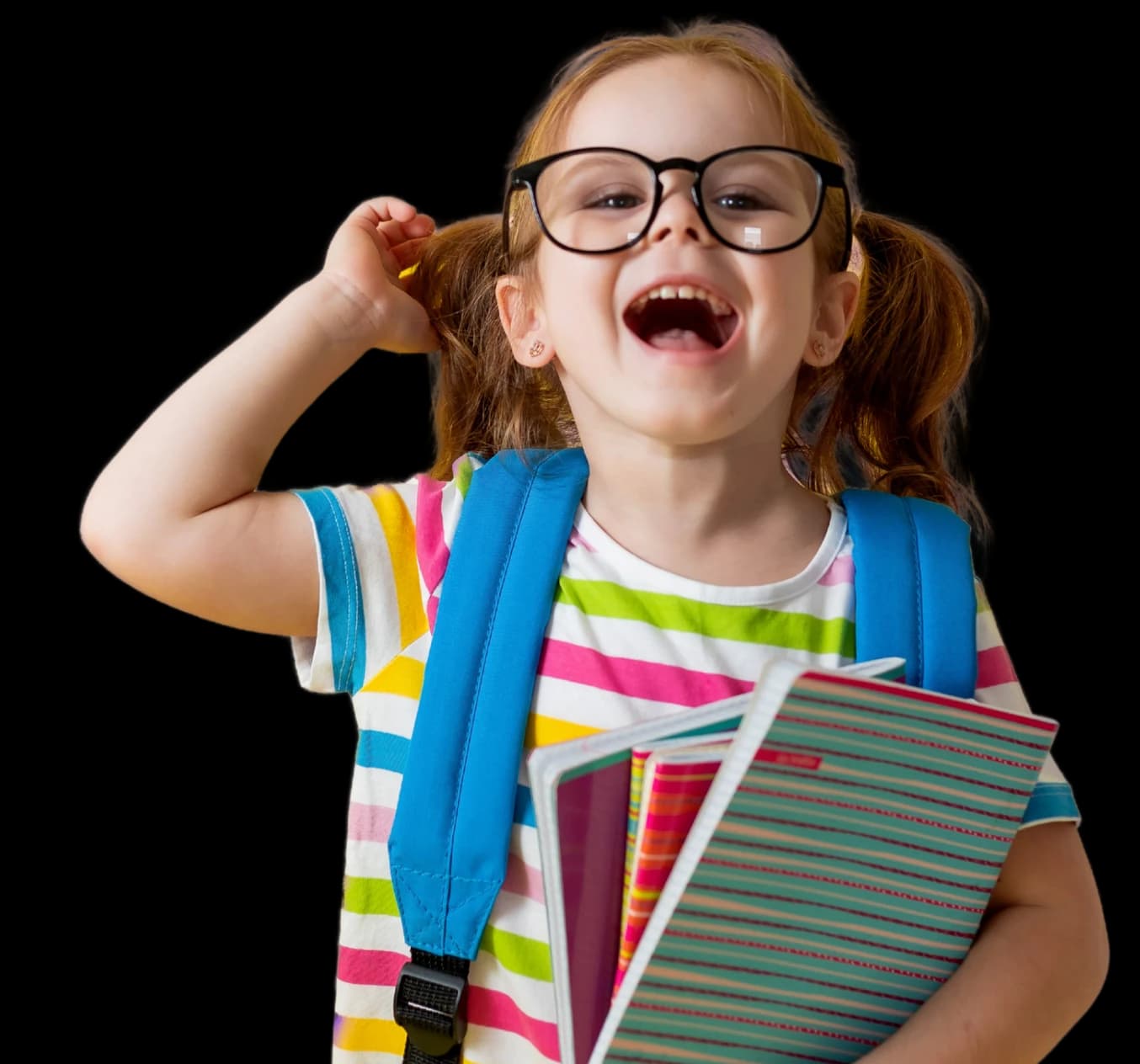 Menina sorridente de óculos, com mochila nas costas e cadernos na mão