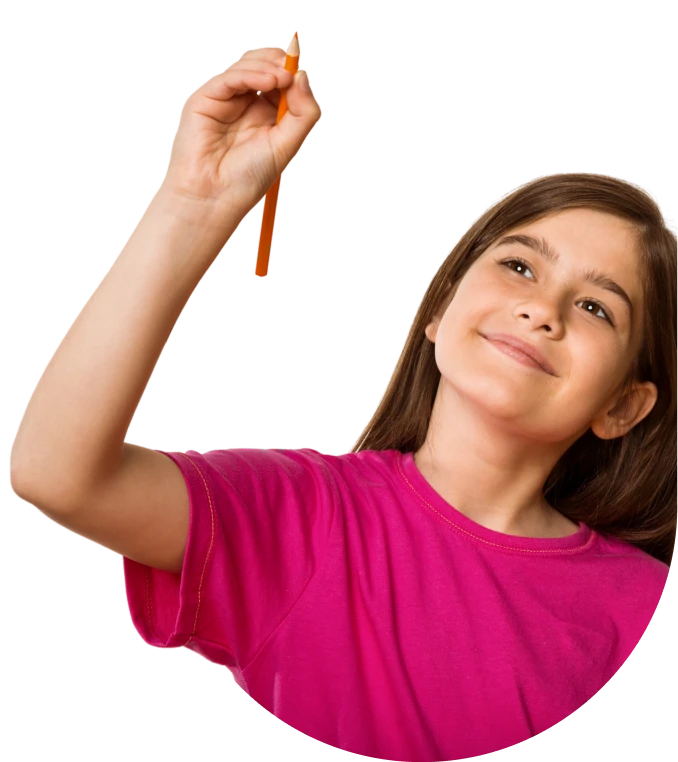 Menina sorridente levantando um lápis